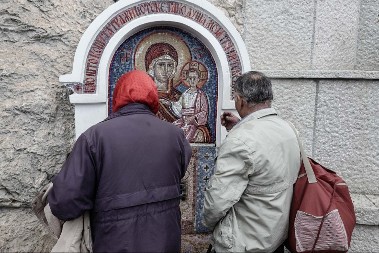 "ZACRNILO MU SE PRED OČIMA I SAMO SE SRUŠIO" Voditelj se onesvestio u manastiru Ostrog, pa doživeo ovo!