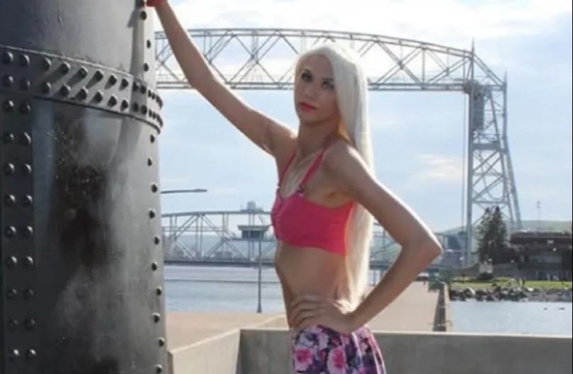 NAJVIŠA ŽENA NA SVETU IMA PREKO 2 METRA Kad čuju kolike cipele nosi ljudi padaju sa stolice, muža i dečka drži pod istim krovom!