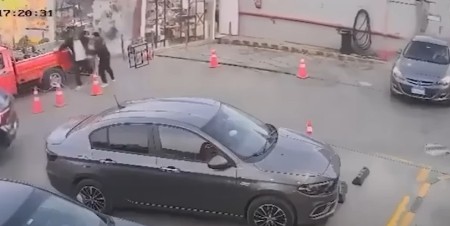 STRAVA I UŽAS NA BENZINSKOJ PUMPI Otvorila se ogromna rupa i gutala sve pred sobom, ljudi bežali u panici! 