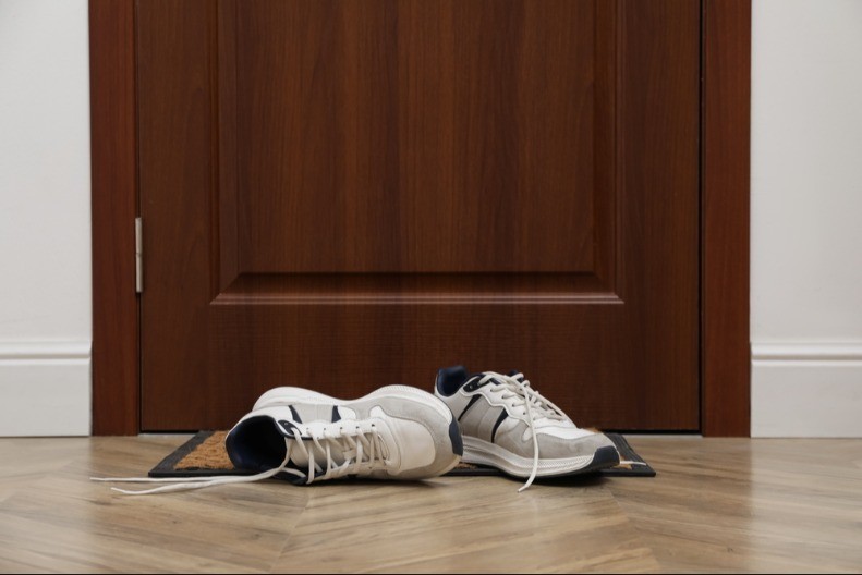 Gde gosti da se izuju, ispred vrata, u kući? Stručnjak za mikrobiologiju odgovara