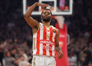 CRVENA ZVEZDA - MAKABI Tvrd početak meča, neviđena buka u Areni