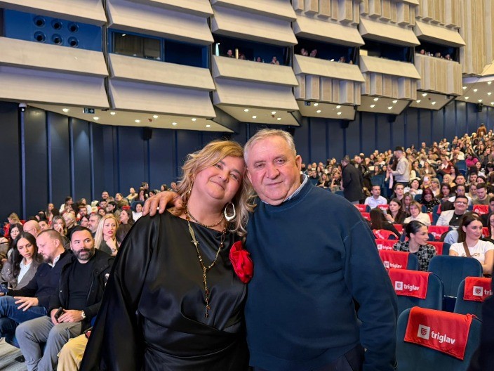 "OSTVARENJE SNA" Roditelji Vlade Magla benda emotivni pred koncert, a ovako izgleda njegova bivša žena! (VIDEO)