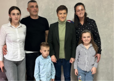 RANKO I MILENA SA TROJE DECE OTIŠLI NA SELO I NISU SE POKAJALI Brnabić: Nastavićemo da radimo na pronatalitetnoj politici