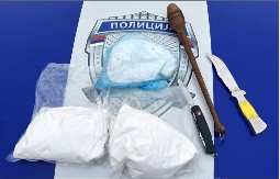  DVOJE UHAPŠENO ZBOG DROGE, NOŽA I PALICE Saobraćajci ih zaustavili na Novom Beogradu