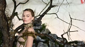 LEPOTICA KAKVA SE RETKO VIĐA Australijska diva očarala u crnoj mini haljini, klasičan stil začinila ovako