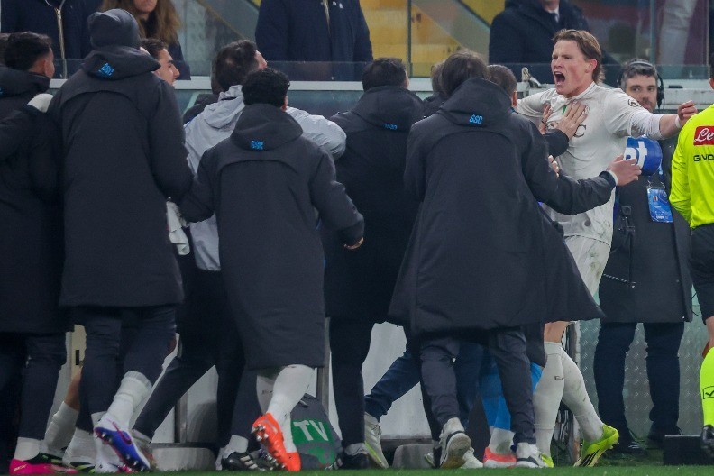 ŠAMPION SE IZVUKAO Napoli sa igračem manje i penalom u nadoknadi došao do pobede