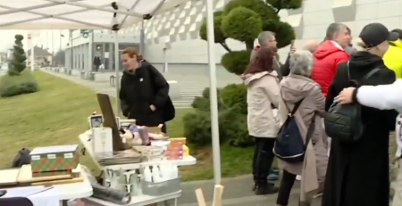 BLAM UŽIVO, SRUŠILA SE BLOKADERSKA PROPAGANDA: Voditeljki knedla u grlu dok izgovora ovu rečenicu, zna šta je iza nje u kadru! (VIDEO)