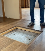 ZALEDILI SU SE OD UŽASA I OSTALI BEZ TEKSTA Renovirali su staru kuću i podigli pod u kuhinji - usledio je pravi ŠOK