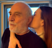 ANICA LJUBI RISTOVSKOG U JAVNOSTI Glumac u provodu sa 39 godina mlađom devojkom (VIDEO)