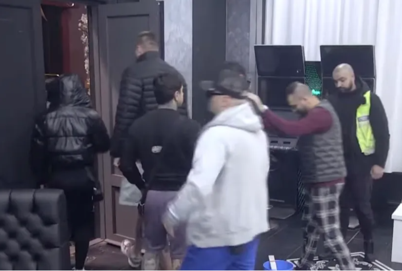 ON JE SINOĆ IZBAČEN IZ ELITE Doneta je odluka, učesnik hitno napustio imanje 