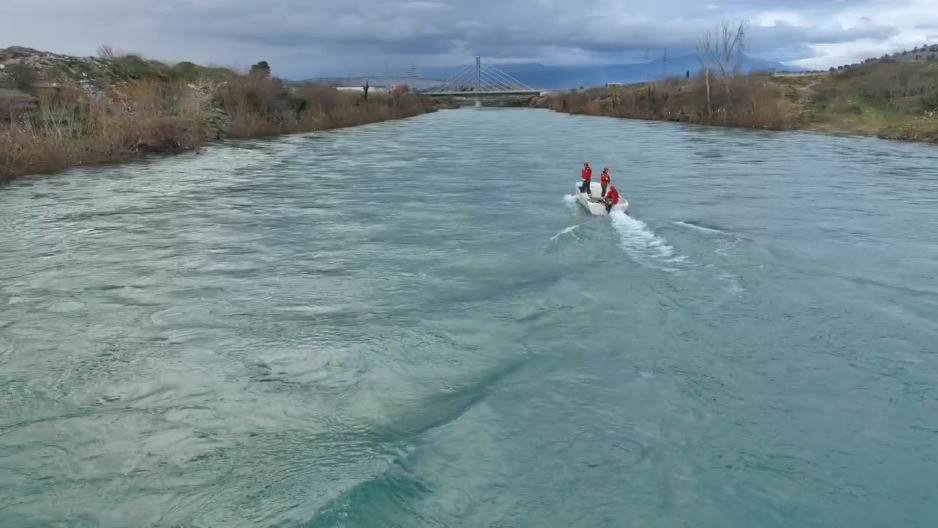 SLIKE SA MESTA GDE JE VOZILO SLETELO U MORAČU: Devojka bila za volanom, nastavljena potraga (FOTO)