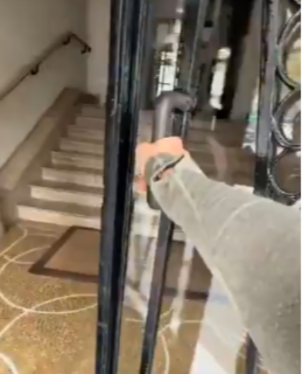 DEVOJKA POKAZALA UNUTRAŠNJOST ZGRADE U CENTRU PARIZA, LJUDI U NEVERICI "Od ovoga imam napad panike - radije bih bio beskućnik"