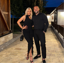 PEVAČ SA TRUDNOM SUPRUGOM ZAROBLJEN NA MALDIVIMA U agoniji: "Otkazali su nam let"