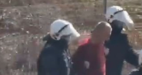 KOKANOVIĆ TRAKTOROM UDARIO POLICAJCE, OGLASIO SE MUP Probio zaštitnu ogradu pa krenuo suprotnim smerom! 