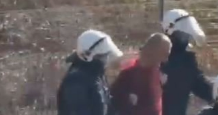 KOKANOVIĆ TRAKTOROM UDARIO POLICAJCE, OGLASIO SE MUP Probio zaštitnu ogradu pa krenuo suprotnim smerom! 