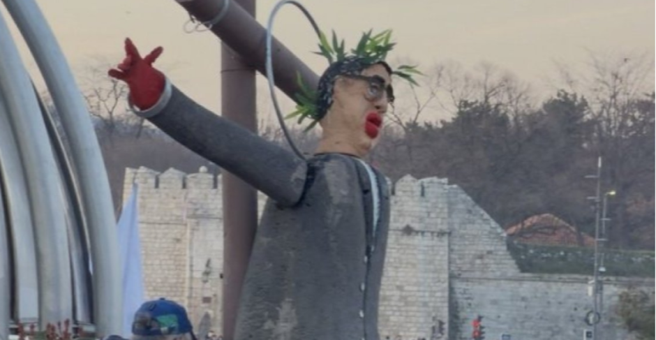 "DEHUMANIZACIJA, PONIŽAVANJE, JAVNI LINČ" Stigla oštra reakcija na razapinjanje lutke na krst sa likom Vučića