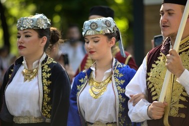 OVO JE JEDAN OD NAJSTARIJIH SRPSKIH OBIČAJA: Uvek bi trebalo da uradite sledeću stvar kada nekome želite SREĆU I USPEH