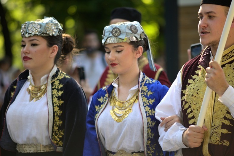 OVO JE JEDAN OD NAJSTARIJIH SRPSKIH OBIČAJA: Uvek bi trebalo da uradite sledeću stvar kada nekome želite SREĆU I USPEH