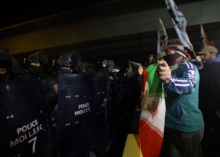 KRENULI NA AMERIČKU AMBASADU! Policijske snage ih rasteruju suzavcem, HAOS u Bagdadu!