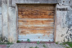 VISIO JE SA PLAFONA ZAKAČEN NA LANCE Došli da isprazne garažu pokojnika, pa OSTALI U ŠOKU kad su otvorili vrata