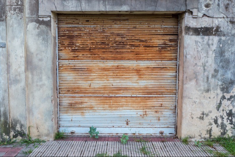 VISIO JE SA PLAFONA ZAKAČEN NA LANCE Došli da isprazne garažu pokojnika, pa OSTALI U ŠOKU kad su otvorili vrata