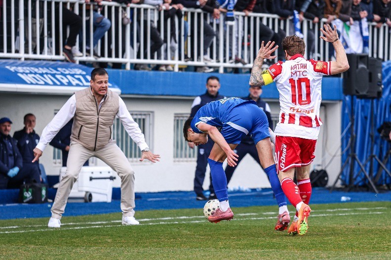 "PAZI, PAZI, PAZAR OPET GAZI" Ludnica u svlačionici Novog Pazara nakon što je u nju ušao Lalatović (VIDEO)