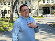 "KAD SE RODI MUŠKO DETE NOSI SE PLAVO" Keba simbolično obučen progovorio o unuku!