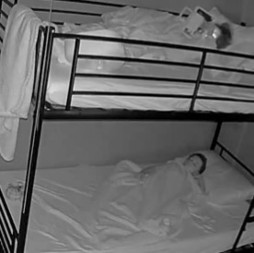 TRENUTAK KOJI LEDI KRV Krevet na sprat se raspao usred noći – devojčicina reakcija je dirnula milione! (VIDEO)