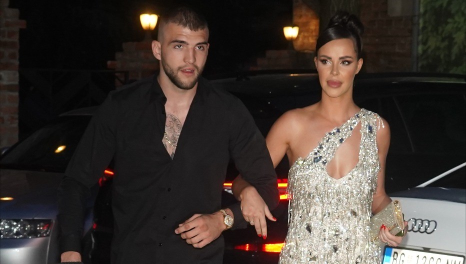 PORODIČNA RAZGLEDNICA IZ RUSIJE Veljko Ražnatović pozirao sa ženom i sinovima, svi gledaju u jedan detalj! (FOTO)