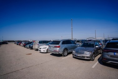 NEVEROVATNA OSVETA! Ostavio auto bivše devojke na aerodromu TRI GODINE – njena reakcija je OSTAVILA SVE BEZ TEKSTA