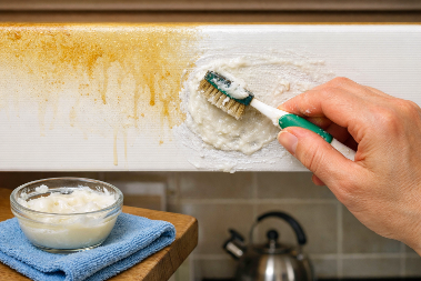 BAKIN TRIK KOJI SVAKA DOMAĆICA MORA DA ZNA Pasta od samo DVA SASTOJKA uklanja lepljivu masnoću sa kuhinjskih ormarića 