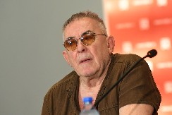 MIMA KARADŽIĆ SMUVAO 35 GODINA MLAĐU! Glumac (70) ljubi vatrenu crnku, muškarcima padaju vilice zbog nje! (FOTO)