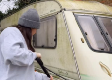 LJUDI NA MREŽAMA ODUŠEVLJENI Devojka kupila staru kamp prikolicu za 500 evra i od nje napravila OVO (VIDEO)