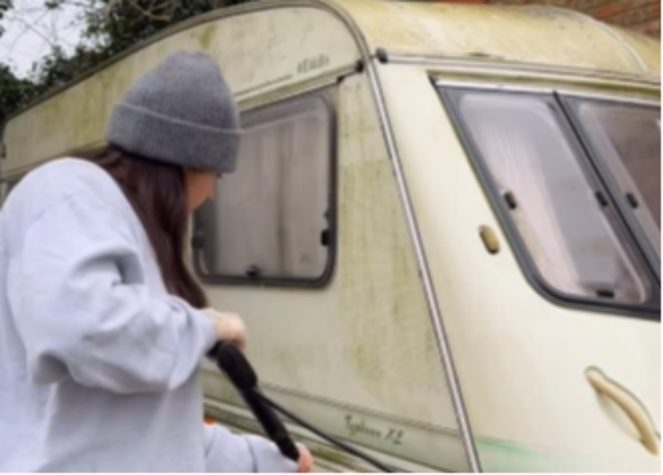 LJUDI NA MREŽAMA ODUŠEVLJENI Devojka kupila staru kamp prikolicu za 500 evra i od nje napravila OVO (VIDEO)