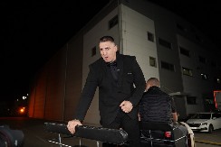 "PSUJEM JOJ MAJKU, A ONA ME UDARA PESNICAMA" Kristijan se oglasio nakon drame u stanu: "Lupa mi šamare" 