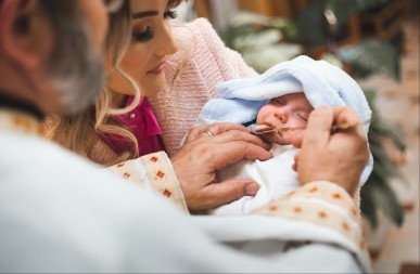 VLADIKA ATANASIJE OBJASNIO Evo da li deca sa modernim imenima mogu da budu krštena u crkvi