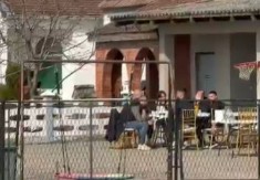 BRANKA LAZIĆ JECA I DRŽI SE ZA GLAVU NAKON SMRTI SINA DRAGANA Potresne scene ispred doma Lazića u Brestaču (VIDEO) 