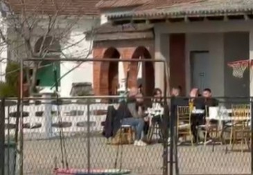 BRANKA LAZIĆ JECA I DRŽI SE ZA GLAVU NAKON SMRTI SINA DRAGANA Potresne scene ispred doma Lazića u Brestaču (VIDEO) 