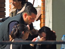 POZLILO MAJCI DARKA LAZIĆA Branku polivaju ispred porodične kuće, potresne scene (VIDEO)