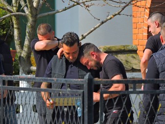 DARKO LAZIĆ DONEO UMRLICU BRATA U PORODIČNI DOM Udovicu Dragana Lazića pridržavaju, majci pozlilo (VIDEO) 