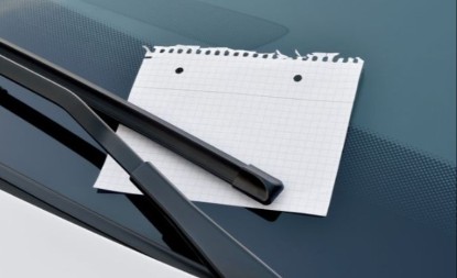 SKANDALČINA NA PARKINGU Poruka na brisaču joj je uništila brak - kad je pročitala šta piše, sledila joj se krv!