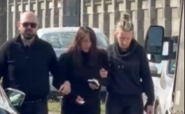 BRANKA LAZIĆ JEDVA STOJI NA NOGAMA Pridržavaju je dok hoda, potresne scene iz Brestača (VIDEO) 