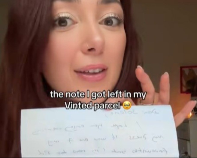 NEVEROVATNO OTKRIĆE U PAKETU Kupila polovnu haljinu, kad je pročitala poruku – zanemela! (VIDEO)