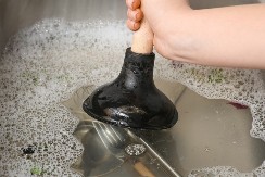 Soda bikarbona i sirće ne pomažu uvek: Evo kako da za 15 minuta odčepite sudoperu i uklonite masnoću iz cevi