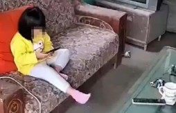 STRAH I HOROR! Telefon bukvalno eksplodirao u ruci deteta - snimak ledi krv u žilama!