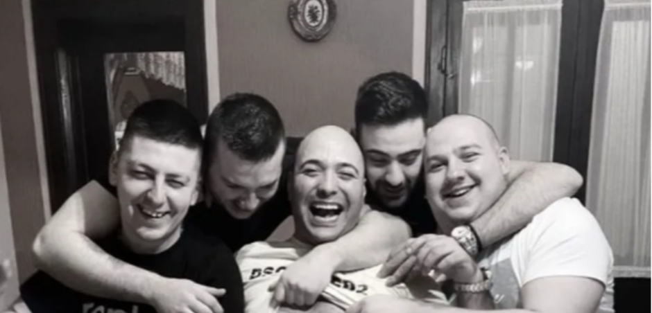 "I ONDA, U JEDNOJ SEKUNDI VIŠE GA NEMA" Naš pevač ne može da se pomiri sa smrću Lazića!  