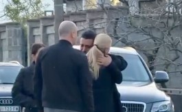 DARKO LAZIĆ U ZAGRLJAJ PAO ŠAULIĆKI Pevačica došla da mu pruži podršku! (VIDEO)