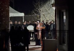 TELO DARKOVOG BRATA DOPREMLJENO U BELOM SANDUKU Ovaj detalj krije simboliku koja će vas rasplakati