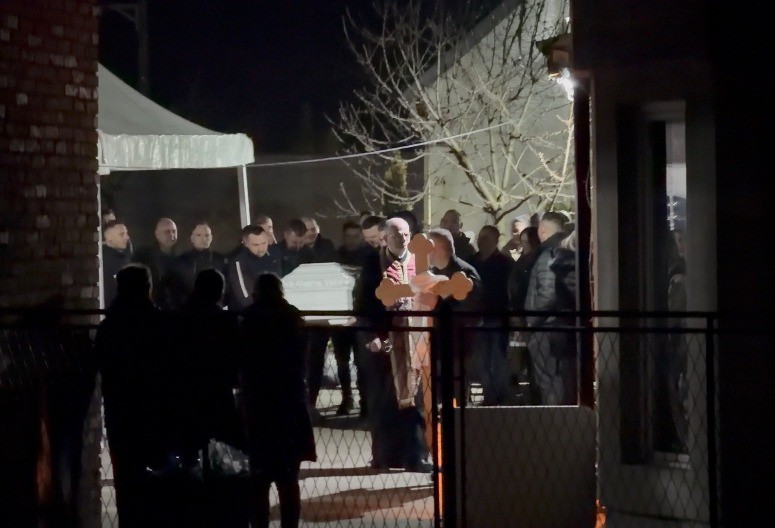 TELO DARKOVOG BRATA DOPREMLJENO U BELOM SANDUKU Ovaj detalj krije simboliku koja će vas rasplakati