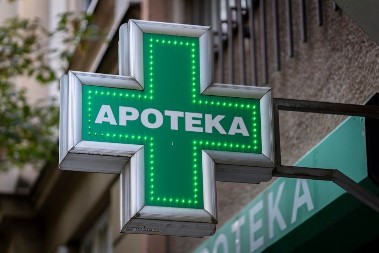 MILENA IZ APOTEKE KLEČI I RASTURA BRAKOVE Mreže gore zbog poruke koja je oblepljena po CELOM BEOGRADU (FOTO)